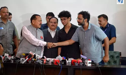 नीट विवाद पर सरकार और प्रदर्शनकारियों में बनी सहमति नीट विवाद पर सरकार और प्रदर्शनकारियों में बनी सहमति