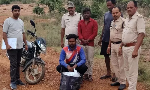 CG: बाइक से 30 लीटर अवैध महुआ शराब ले जाते आरोपी गिरफ्तार CG: बाइक से 30 लीटर अवैध महुआ शराब ले जाते आरोपी गिरफ्तार