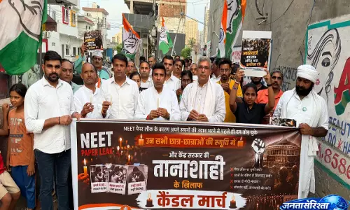 शिक्षा और छात्रों के मुद्दे पर कांग्रेस का आक्रोश, कैंडल मार्च में उठी जवाबदेही की आवाज शिक्षा और छात्रों के मुद्दे पर कांग्रेस का आक्रोश, कैंडल मार्च में उठी जवाबदेही की आवाज
