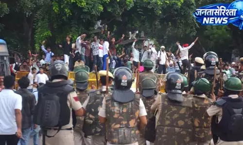 प्रदर्शन के दौरान पत्थरबाजी, तीन पुलिसकर्मी घायल
