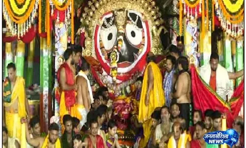 Puri में भगवान जगन्नाथ की सुनाबेश झांकी, उमड़ा श्रद्धालुओं का सैलाब Puri में भगवान जगन्नाथ की सुनाबेश झांकी, उमड़ा श्रद्धालुओं का सैलाब