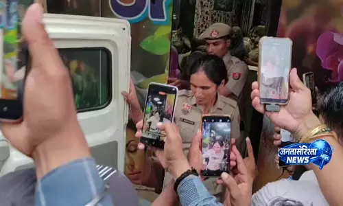 फरीदाबाद स्पा सेंटर पर 6 घंटे छापा, 7 महिलाएं और युवक हिरासत में फरीदाबाद स्पा सेंटर पर 6 घंटे छापा, 7 महिलाएं और युवक हिरासत में