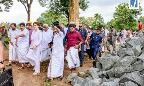 प्रियंका गांधी वाड्रा ने भूस्खलन वाली जगह का लिया जायजा, बोलीं- सरकार हर जरूरी मदद देगी