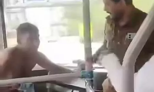 बेंगलुरु में बीएमटीसी बस में महिला के साथ छेड़छाड़, चालक ने आरोपी पर किया हमला बेंगलुरु में बीएमटीसी बस में महिला के साथ छेड़छाड़, चालक ने आरोपी पर किया हमला