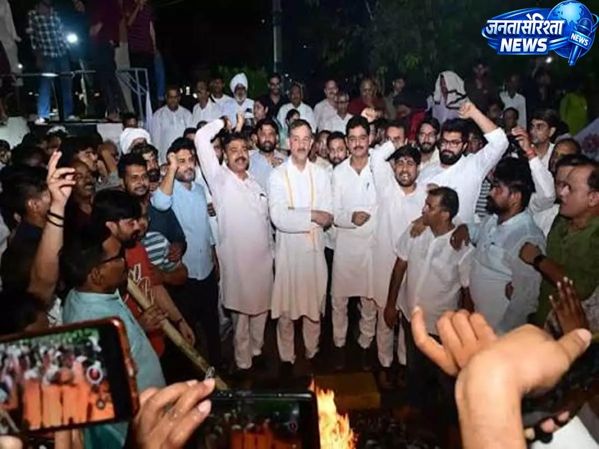 पेपर लीक विवाद पर कांग्रेस सड़कों पर, 258 ब्लॉकों में कैंडल मार्च निकाल केंद्र सरकार को घेरा पेपर लीक विवाद पर कांग्रेस सड़कों पर, 258 ब्लॉकों में कैंडल मार्च निकाल केंद्र सरकार को घेरा