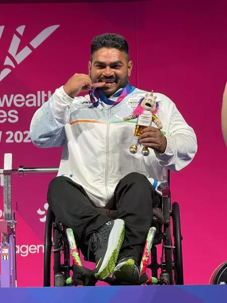 सीडब्ल्यूजी 2026: झंडू कुमार ने दिलाया भारत को पहला मेडल, पैरा पावरलिफ्टिंग में जीता ब्रॉन्ज सीडब्ल्यूजी 2026: झंडू कुमार ने दिलाया भारत को पहला मेडल, पैरा पावरलिफ्टिंग में जीता ब्रॉन्ज