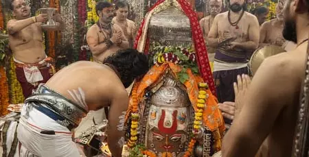 देवशयनी एकादशी पर बाबा महाकाल का वैष्णव तिलक लगाकर अद्भुत शृंगार, चार महीने शिव करेंगे सृष्टि का संचालन देवशयनी एकादशी पर बाबा महाकाल का वैष्णव तिलक लगाकर अद्भुत शृंगार, चार महीने शिव करेंगे सृष्टि का संचालन