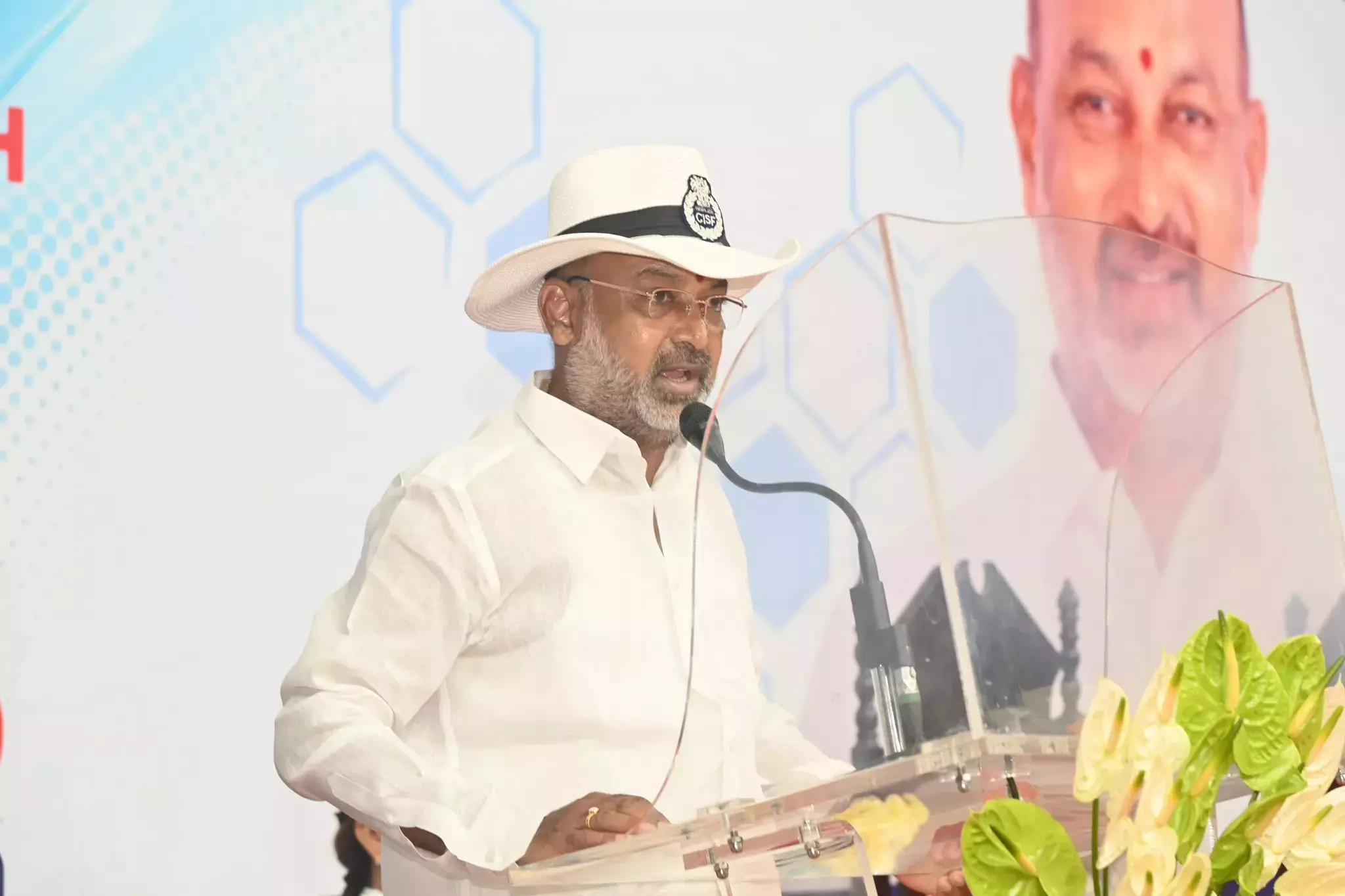 Telangana: बंदी संजय ने एनईईटी विवाद पर विपक्ष पर निशाना साधा Telangana: बंदी संजय ने एनईईटी विवाद पर विपक्ष पर निशाना साधा