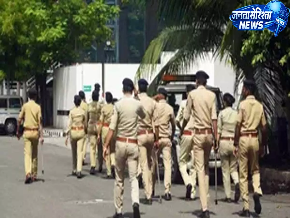 छात्राओं ने शिक्षक को घेरा, सिर पर रखा जूता और झाड़ू से की पिटाई, गंभीर आरोपों से मचा हड़कंप छात्राओं ने शिक्षक को घेरा, सिर पर रखा जूता और झाड़ू से की पिटाई, गंभीर आरोपों से मचा हड़कंप
