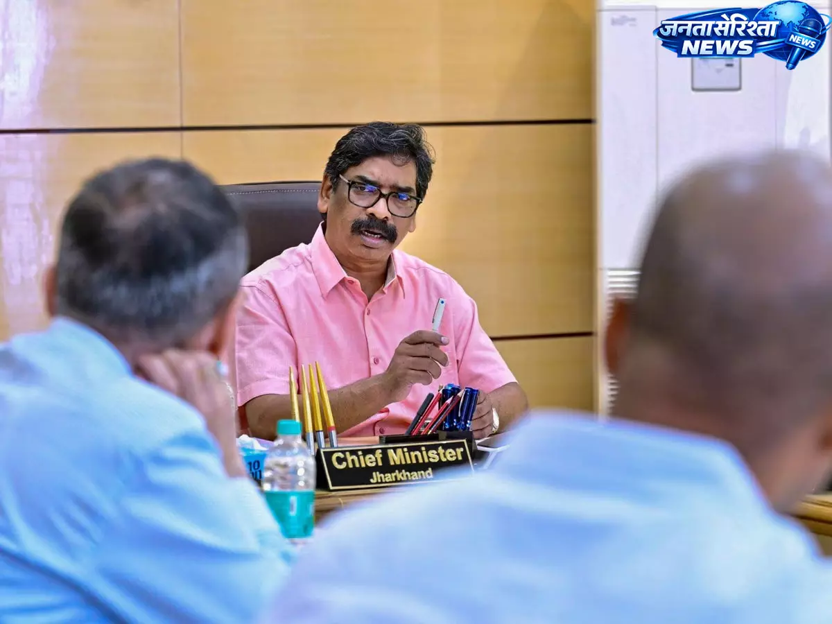 CM सोरेन का सख्त आदेश, तस्करों पर करें कार्रवाई CM सोरेन का सख्त आदेश, तस्करों पर करें कार्रवाई