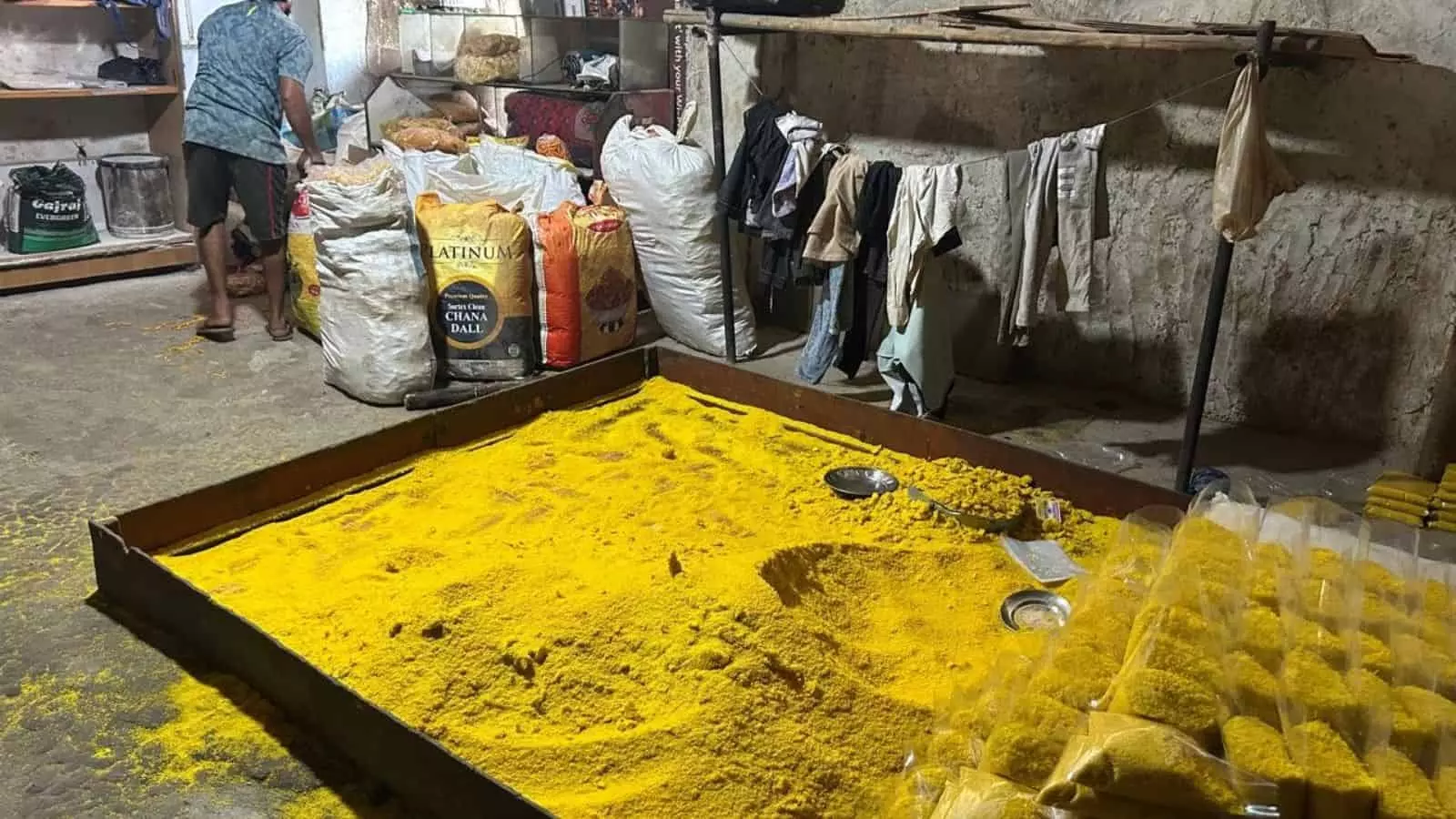हैदराबाद में फूड सेफ्टी टीम की कार्रवाई, करमनघाट यूनिट से 110 किलो सेव जब्त हैदराबाद में फूड सेफ्टी टीम की कार्रवाई, करमनघाट यूनिट से 110 किलो सेव जब्त