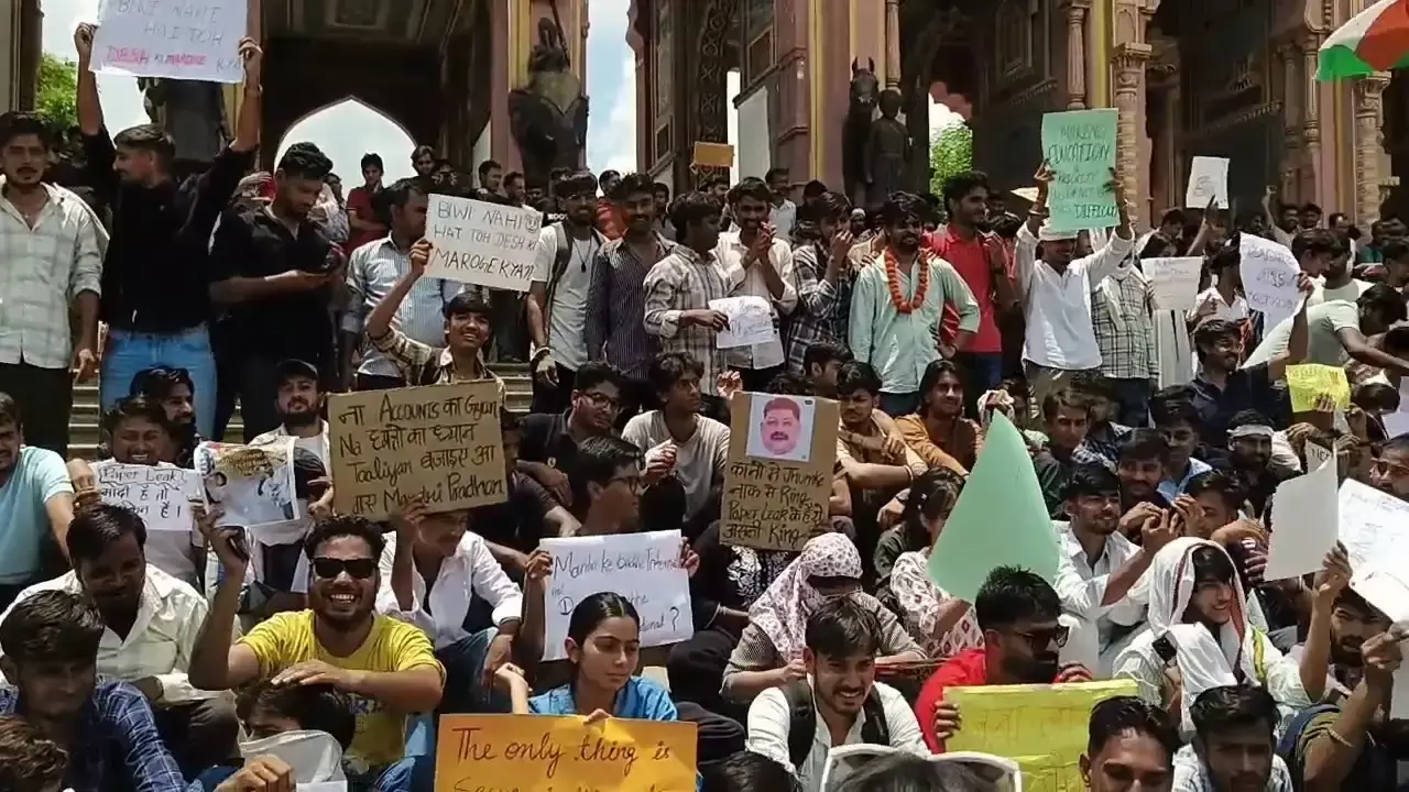 Jaipur: परीक्षा पेपर लीक के खिलाफ छात्रों ने जयपुर में उठाई आवाज Jaipur: परीक्षा पेपर लीक के खिलाफ छात्रों ने जयपुर में उठाई आवाज