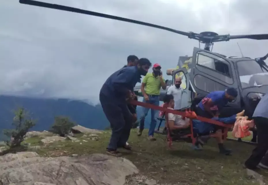 Rudraprayag: कालीशिला यात्रा में गुजरात के श्रद्धालु की बिगड़ी तबीयत, हेलीकॉप्टर से बचाई जान Rudraprayag: कालीशिला यात्रा में गुजरात के श्रद्धालु की बिगड़ी तबीयत, हेलीकॉप्टर से बचाई जान