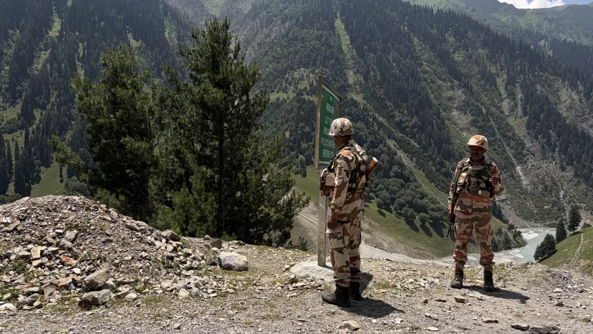 Jammu: एनएच-44 पर आवाजाही बहाल, कल से अमरनाथ यात्रा का काफिला रवाना Jammu: एनएच-44 पर आवाजाही बहाल, कल से अमरनाथ यात्रा का काफिला रवाना