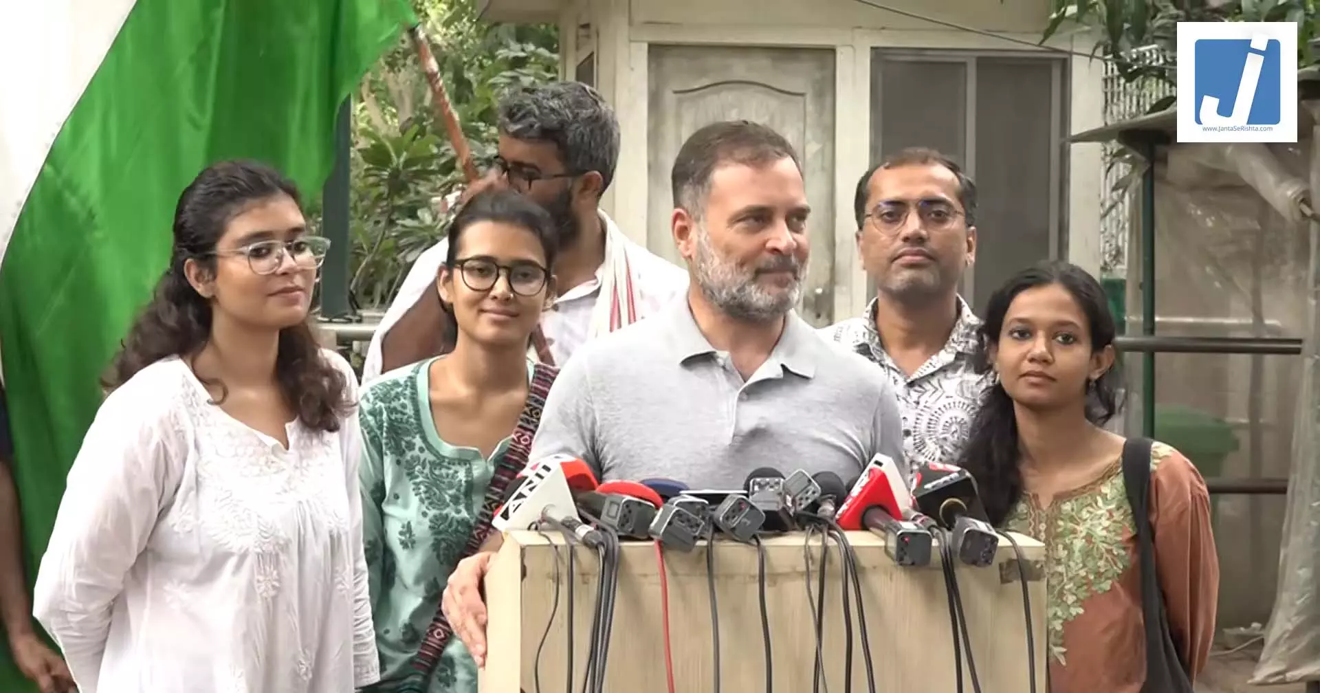 राहुल गांधी ने मोदी सरकार के सामने रखी तीन मांगें, घायल छात्राओं को भी लेकर आए राहुल गांधी ने मोदी सरकार के सामने रखी तीन मांगें, घायल छात्राओं को भी लेकर आए