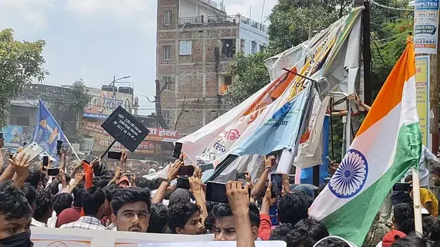 नीट पेपर लीक पर गोपालगंज में प्रदर्शन, दोषियों पर कार्रवाई की मांग नीट पेपर लीक पर गोपालगंज में प्रदर्शन, दोषियों पर कार्रवाई की मांग