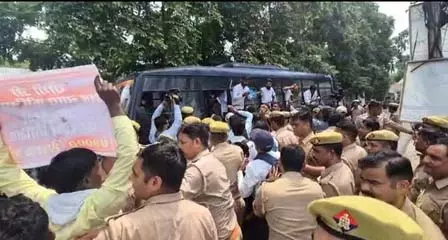 69,000 शिक्षक भर्ती के अभ्यर्थियों का प्रदर्शन, मायावती से हस्तक्षेप की मांग 69,000 शिक्षक भर्ती के अभ्यर्थियों का प्रदर्शन, मायावती से हस्तक्षेप की मांग