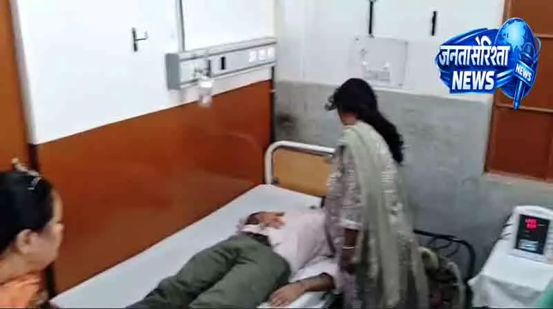 मंडी में गाड़ियों पर विशाल चट्टान गिरने से एक तीर्थयात्री की मौत मंडी में गाड़ियों पर विशाल चट्टान गिरने से एक तीर्थयात्री की मौत