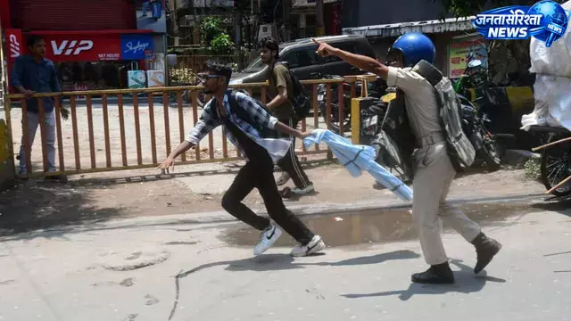 नीट विवाद पर पटना में बवाल, टावर पर चढ़े प्रदर्शनकारी; तेज प्रताप हिरासत में नीट विवाद पर पटना में बवाल, टावर पर चढ़े प्रदर्शनकारी; तेज प्रताप हिरासत में