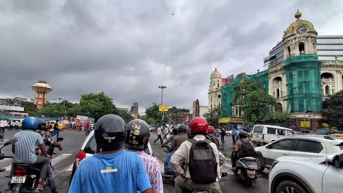 Kolkata: बंगाल में लगातार बरसेंगे बादल, कई जिलों के लिए मौसम चेतावनी Kolkata: बंगाल में लगातार बरसेंगे बादल, कई जिलों के लिए मौसम चेतावनी