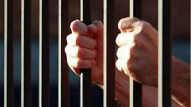 झूठे केस से बचाने के नाम पर वसूली, दंपती समेत तीन गिरफ्तार झूठे केस से बचाने के नाम पर वसूली, दंपती समेत तीन गिरफ्तार