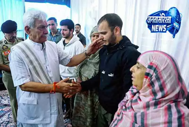 Srinagar अनंतनाग शहीद के परिजनों से मिले एलजी सिन्हा Srinagar अनंतनाग शहीद के परिजनों से मिले एलजी सिन्हा