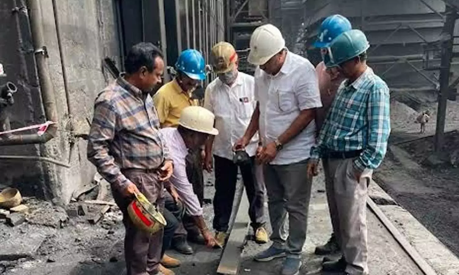 Andhra: वीएसपी में संविदा कर्मी की दुर्घटना में मौत Andhra: वीएसपी में संविदा कर्मी की दुर्घटना में मौत