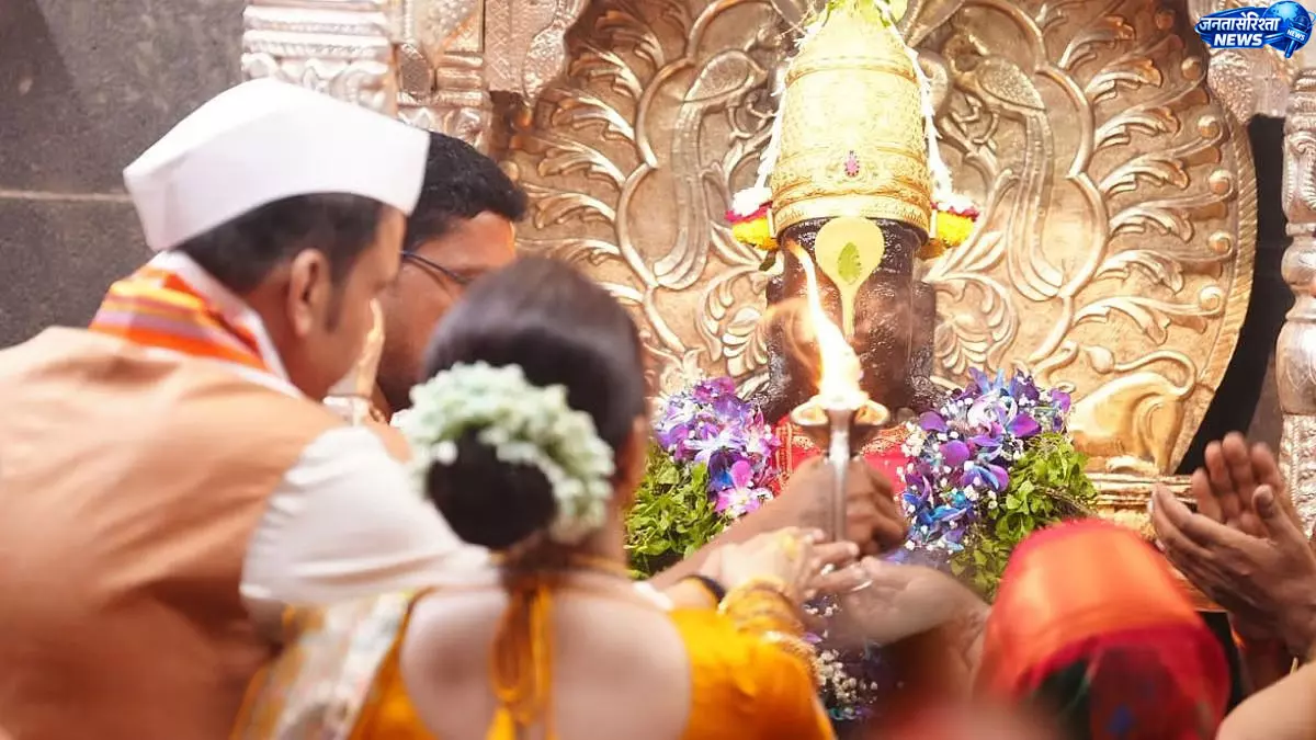 आषाढ़ी एकादशी पर पंढरपुर पहुंचे CM फडणवीस, पत्नी के साथ विट्ठल-रुक्मिणी मंदिर में की महापूजा आषाढ़ी एकादशी पर पंढरपुर पहुंचे CM फडणवीस, पत्नी के साथ विट्ठल-रुक्मिणी मंदिर में की महापूजा