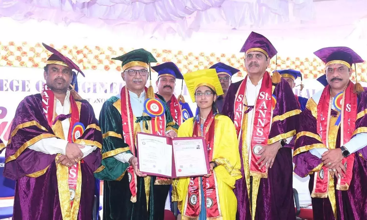 Andhra: सेंट ऐन कॉलेज ऑफ इंजीनियरिंग में पहला ग्रेजुएशन दिवस मनाया गया Andhra: सेंट ऐन कॉलेज ऑफ इंजीनियरिंग में पहला ग्रेजुएशन दिवस मनाया गया