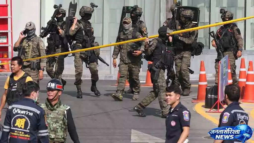 Bangkok थाई अधिकारी सैनिकों की हत्या के संदिग्धों की तलाश कर रहे Bangkok थाई अधिकारी सैनिकों की हत्या के संदिग्धों की तलाश कर रहे