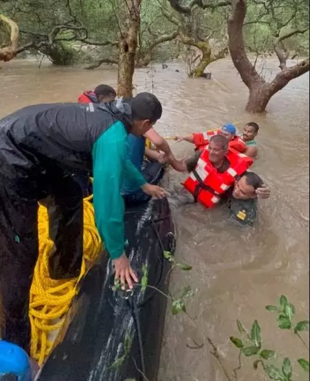 बाढ़ प्रभावित 170 लोगों का रेस्क्यू, इंडियन कोस्ट गार्ड ने फंसे हुए लोगों को एयरलिफ्ट किया बाढ़ प्रभावित 170 लोगों का रेस्क्यू, इंडियन कोस्ट गार्ड ने फंसे हुए लोगों को एयरलिफ्ट किया