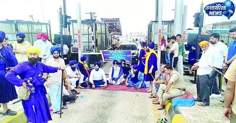 गरामोड़ा टोल प्लाजा पर रिहाई को लेकर प्रदर्शन गरामोड़ा टोल प्लाजा पर रिहाई को लेकर प्रदर्शन