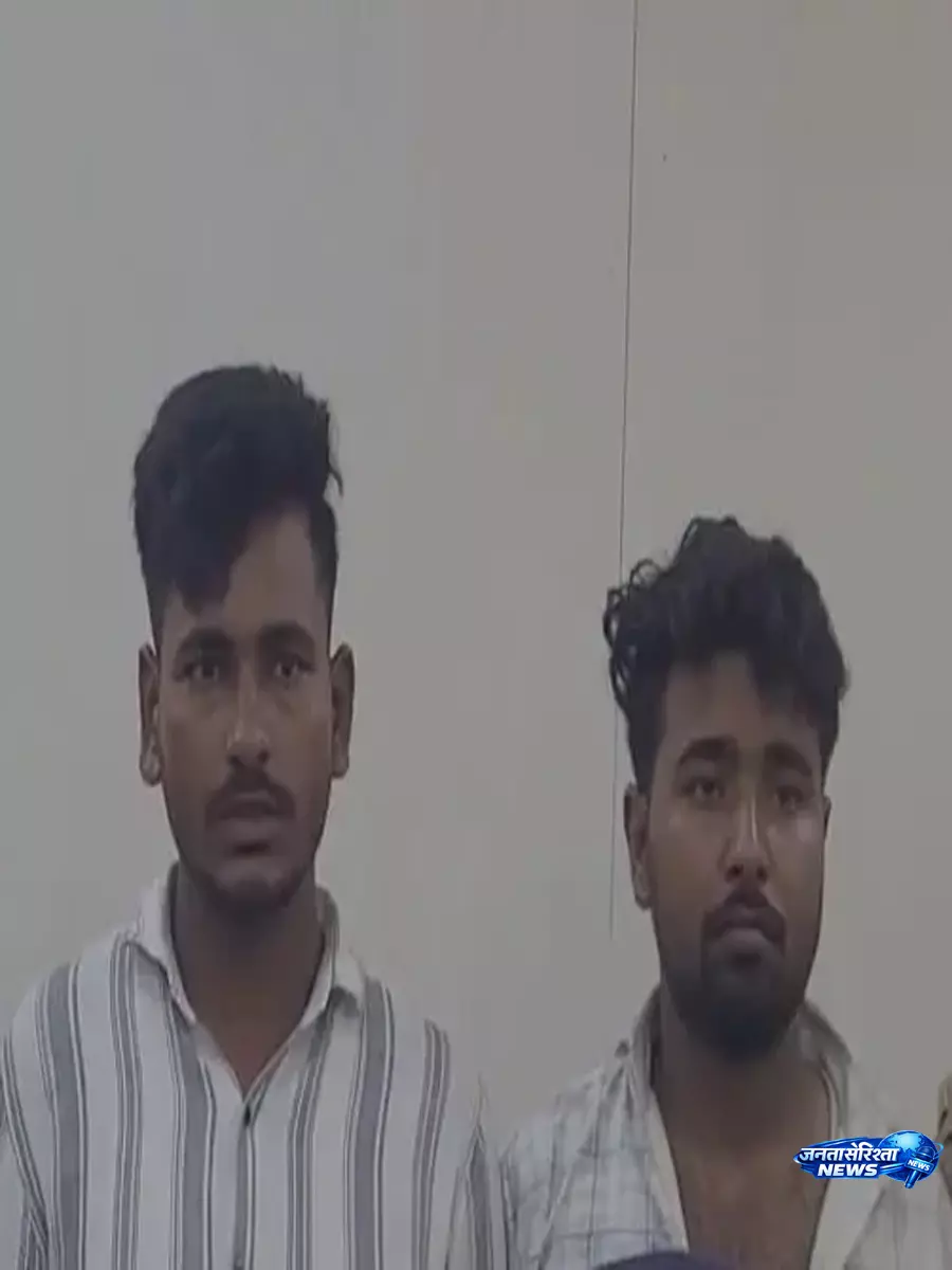 नशे के कारोबार पर प्रहार, दो तस्करों से भारी मात्रा में गांजा बरामद नशे के कारोबार पर प्रहार, दो तस्करों से भारी मात्रा में गांजा बरामद