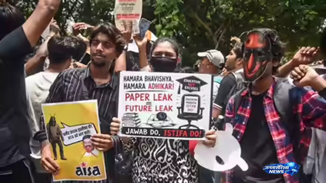 NEET आंदोलन में अभिभावकों की आवाज, पिता बोले- न्याय जरूरी है NEET आंदोलन में अभिभावकों की आवाज, पिता बोले- न्याय जरूरी है