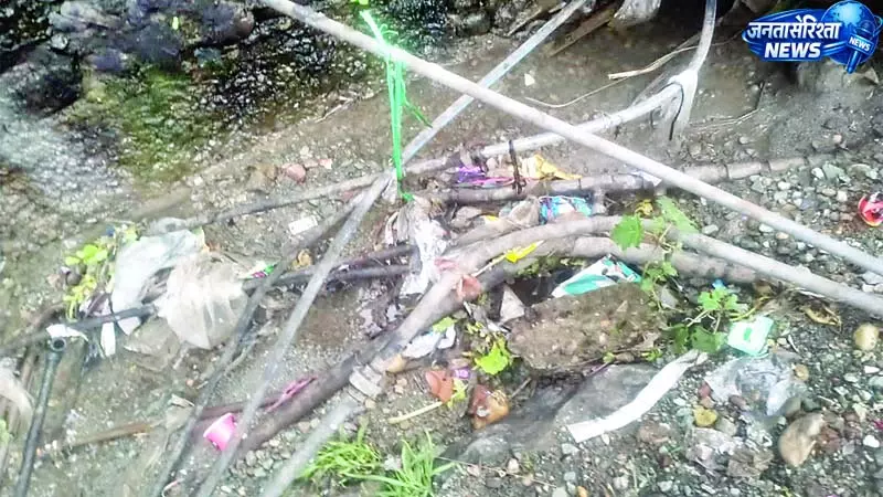 चुवाड़ी में मटमैले पानी से बढ़ा महामारी का खतरा चुवाड़ी में मटमैले पानी से बढ़ा महामारी का खतरा