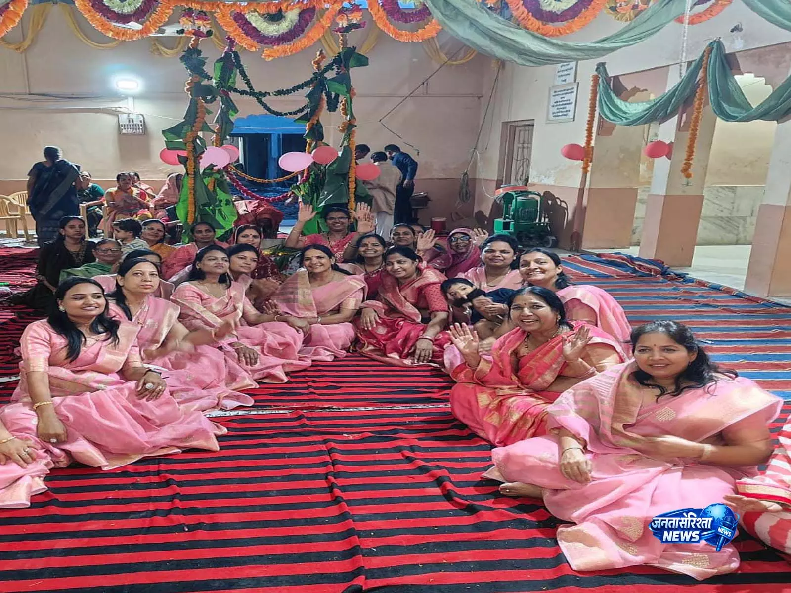 भक्ति के रंग में रंगा अग्रवाल मंदिर, लड्डू गोपाल के नौका विहार ने मोहा श्रद्धालुओं का मन भक्ति के रंग में रंगा अग्रवाल मंदिर, लड्डू गोपाल के नौका विहार ने मोहा श्रद्धालुओं का मन