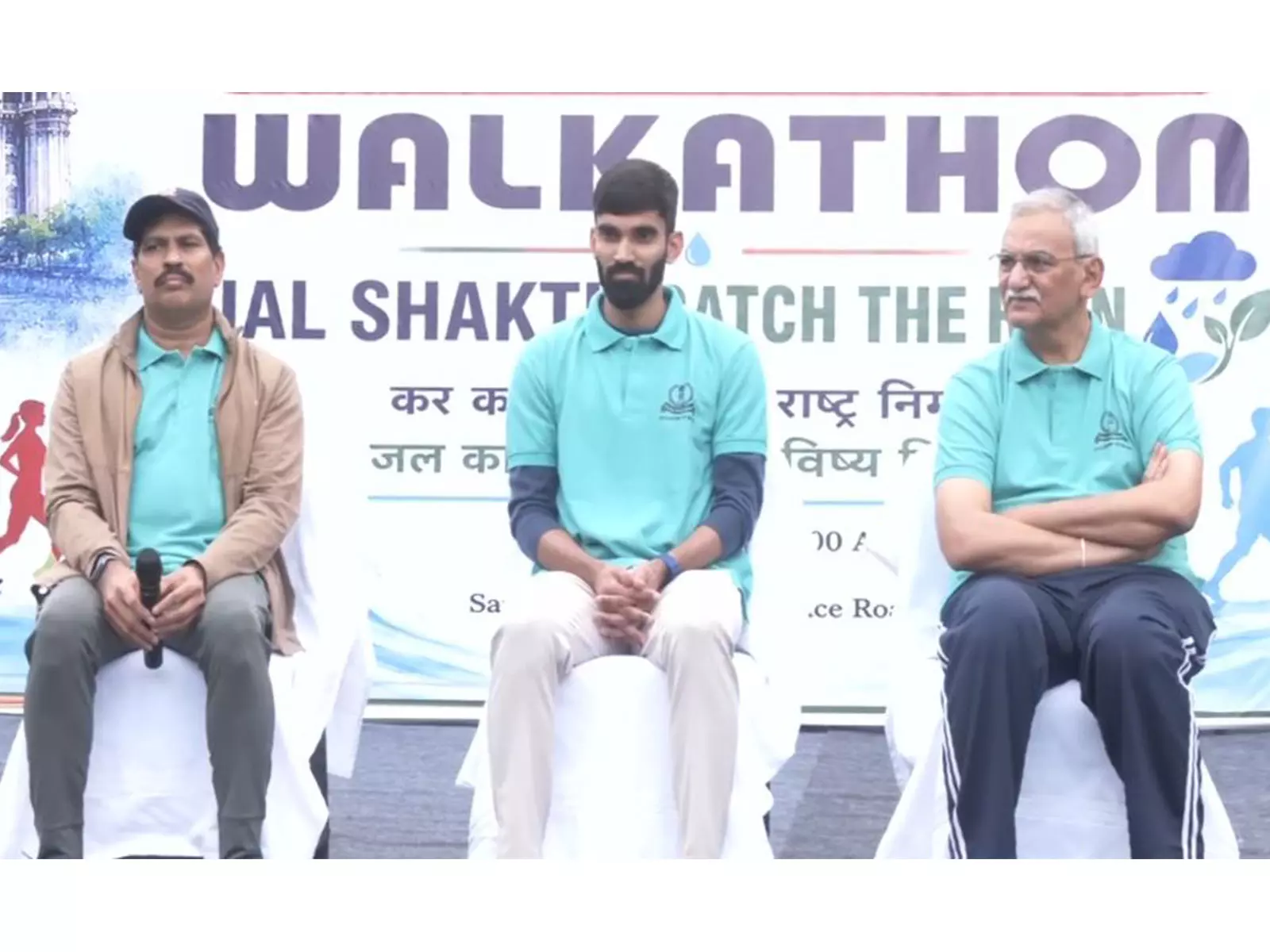 किदांबी श्रीकांत हैदराबाद में इनकम टैक्स डे वॉकथॉन में शामिल हुए, फिटनेस पहल की तारीफ़ की। किदांबी श्रीकांत हैदराबाद में इनकम टैक्स डे वॉकथॉन में शामिल हुए, फिटनेस पहल की तारीफ़ की।