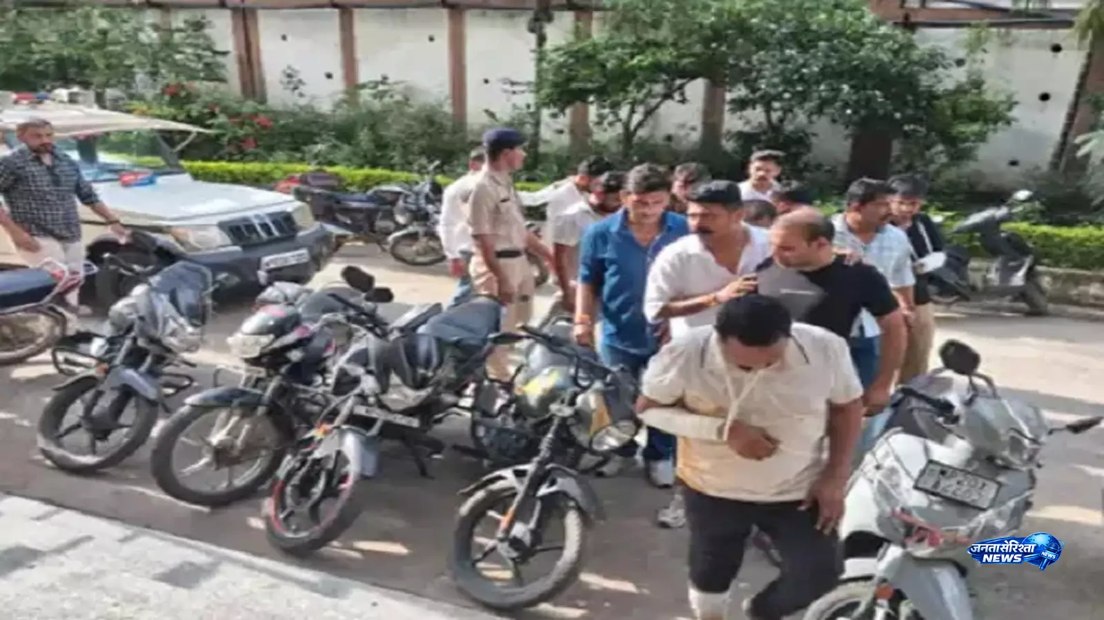 हाईवा कांड में बड़ा खुलासा, पांच लोगों की मौत के मामले में आठ गिरफ्तार हाईवा कांड में बड़ा खुलासा, पांच लोगों की मौत के मामले में आठ गिरफ्तार