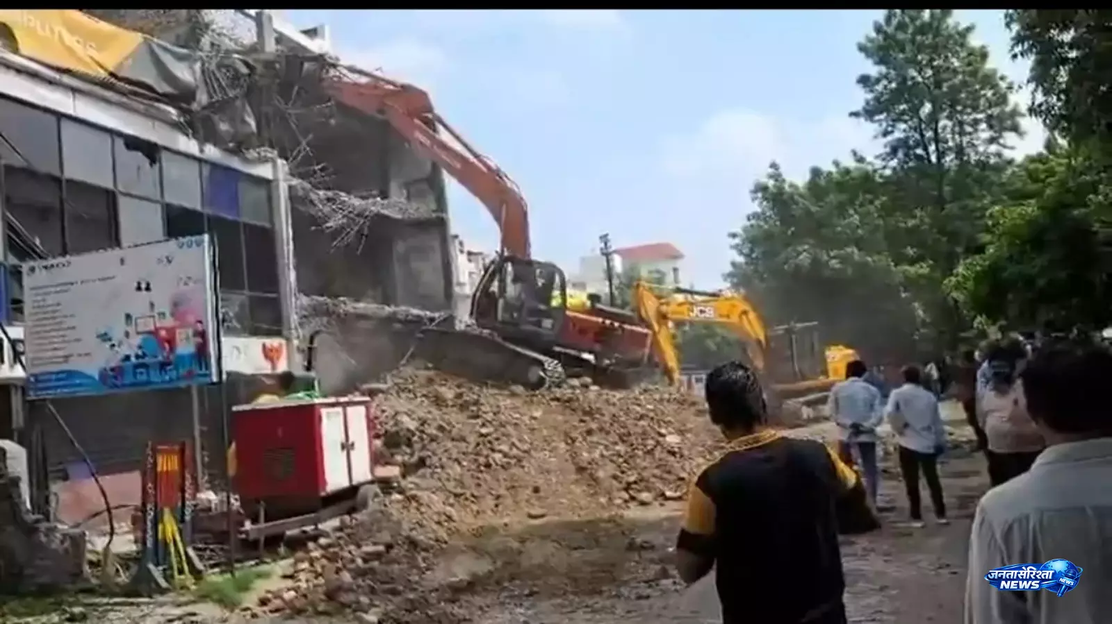 लखनऊ में हादसे वाली इमारत पर प्रशासन की कार्रवाई, अवैध हिस्से किए गए ध्वस्त लखनऊ में हादसे वाली इमारत पर प्रशासन की कार्रवाई, अवैध हिस्से किए गए ध्वस्त