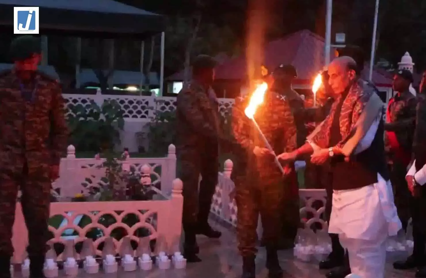 कारगिल विजय दिवस की पूर्व संध्या पर राजनाथ सिंह ने शहीद जवानों को दी श्रद्धांजलि कारगिल विजय दिवस की पूर्व संध्या पर राजनाथ सिंह ने शहीद जवानों को दी श्रद्धांजलि