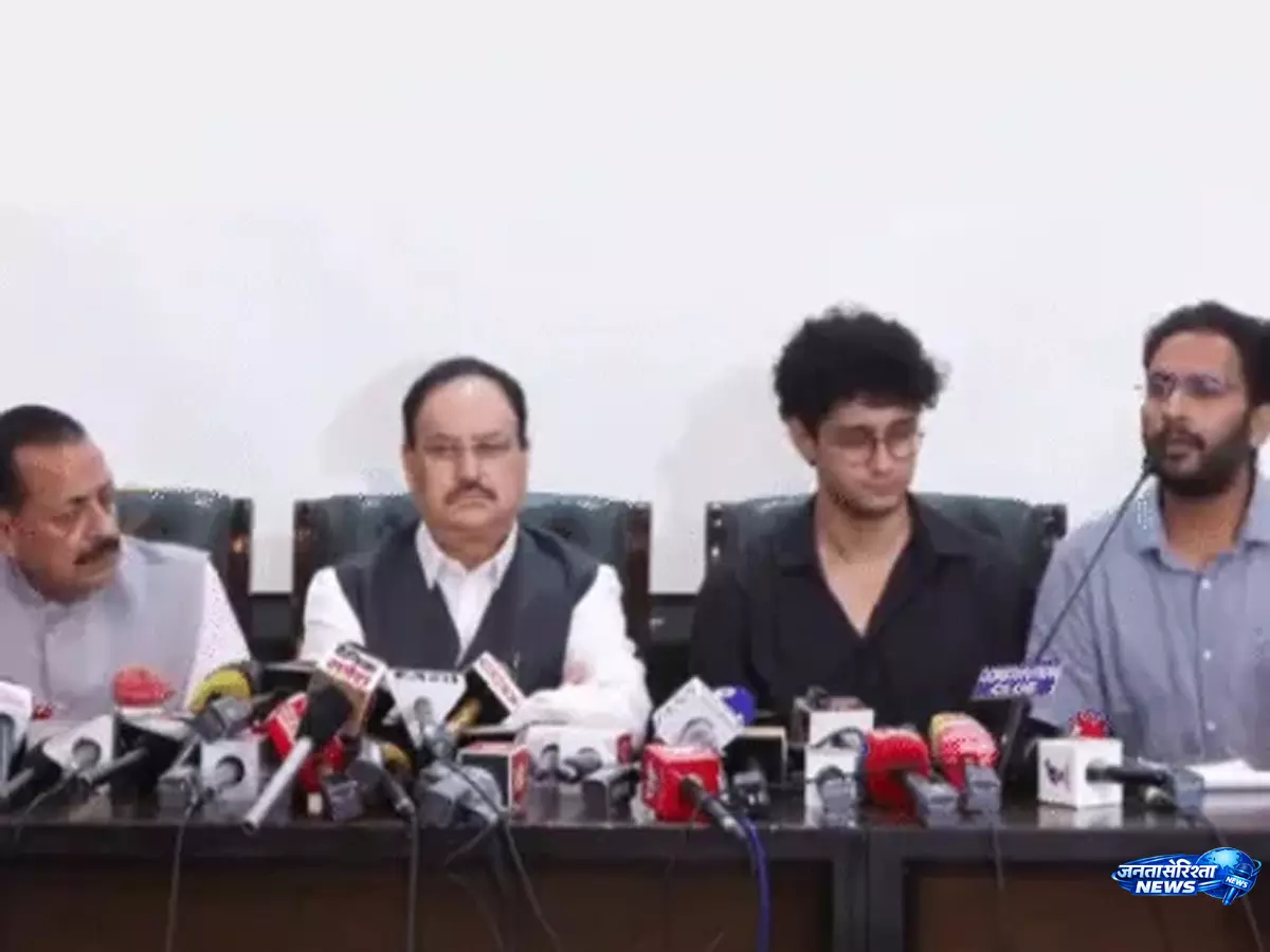 कॉकरोच जनता पार्टी का धरना समाप्त, तीन मांगें पूरी होने का किया दावा कॉकरोच जनता पार्टी का धरना समाप्त, तीन मांगें पूरी होने का किया दावा
