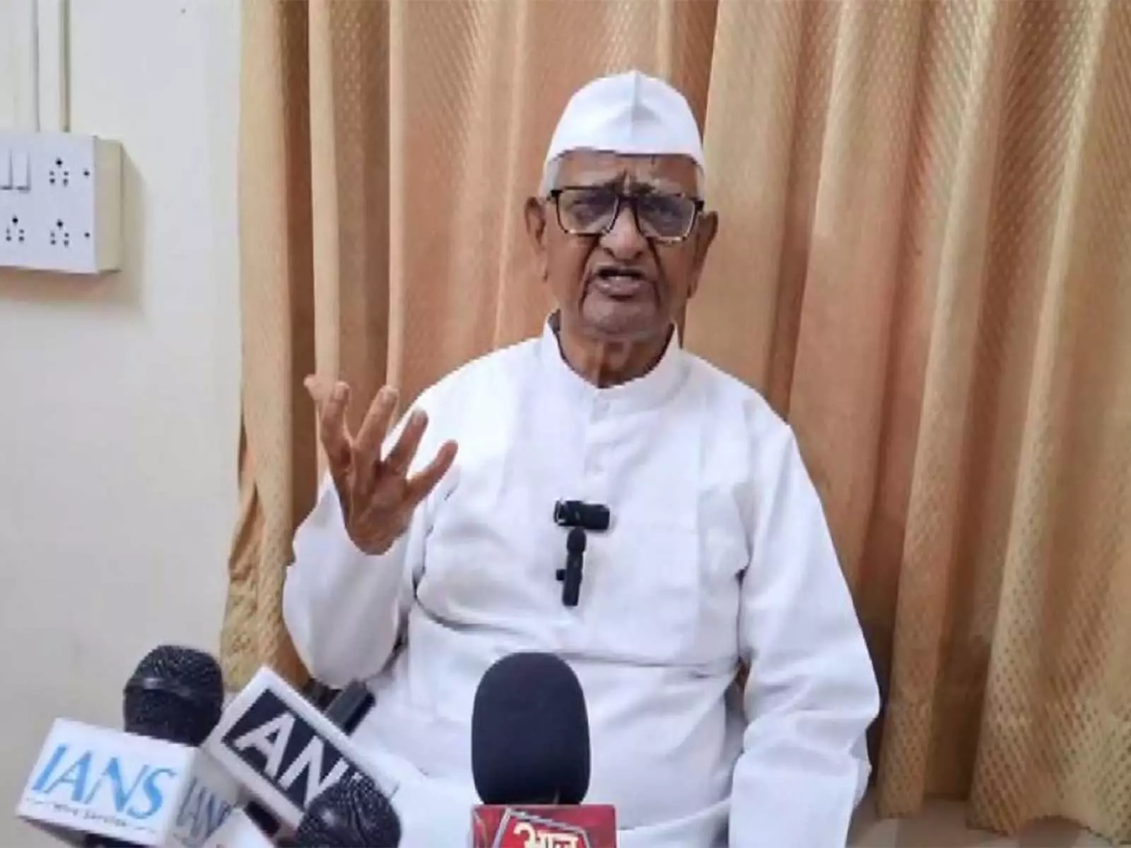 हिंसा से कभी समस्याओं का समाधान नहीं होता: अन्ना हजारे ने बातचीत पर ज़ोर दिया, CJP ने आंदोलन वापस लिया हिंसा से कभी समस्याओं का समाधान नहीं होता: अन्ना हजारे ने बातचीत पर ज़ोर दिया, CJP ने आंदोलन वापस लिया