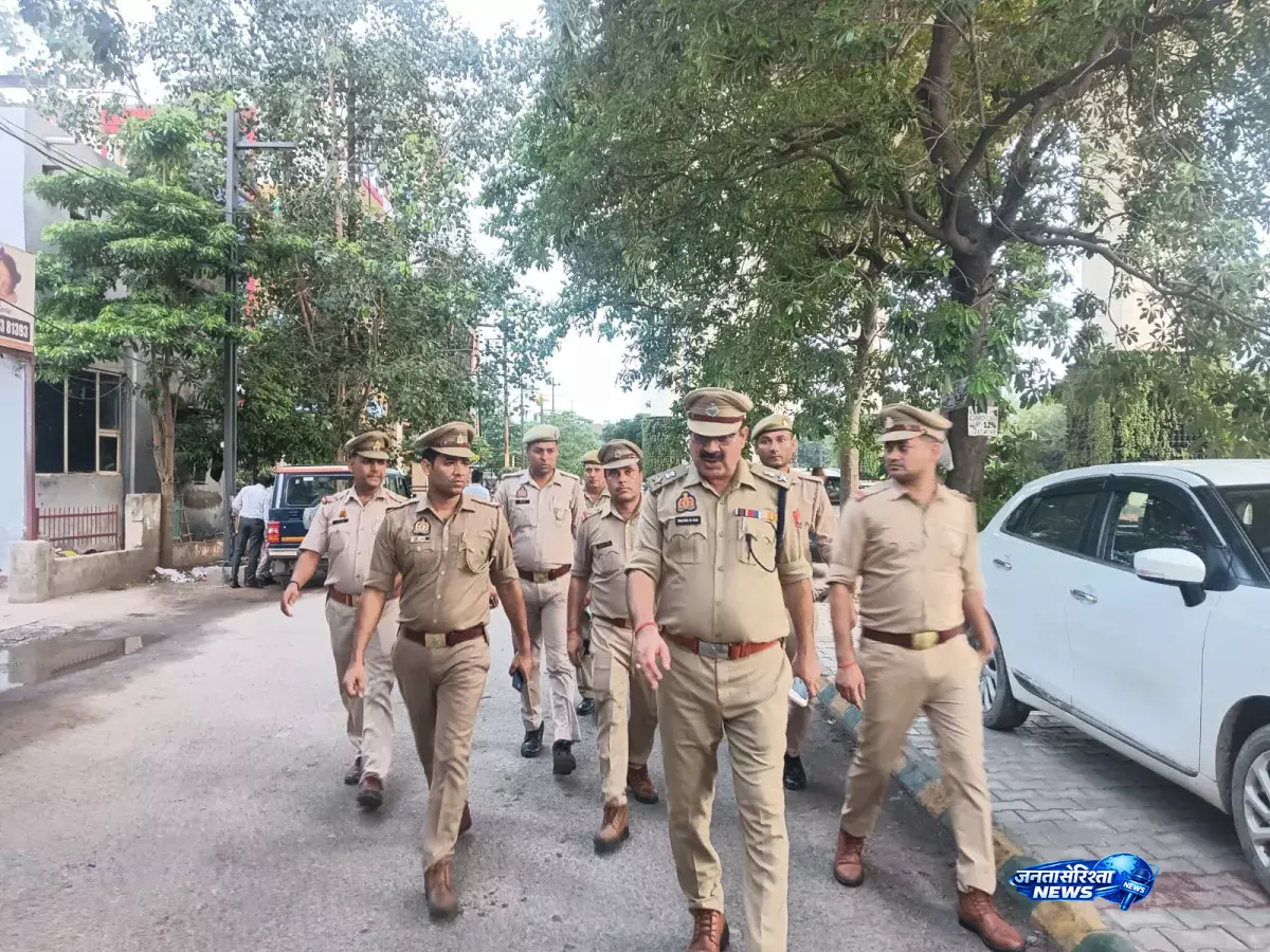 पर्व से पहले नोएडा में सुरक्षा कड़ी, पुलिस ने फुट पेट्रोलिंग कर परखी व्यवस्था पर्व से पहले नोएडा में सुरक्षा कड़ी, पुलिस ने फुट पेट्रोलिंग कर परखी व्यवस्था