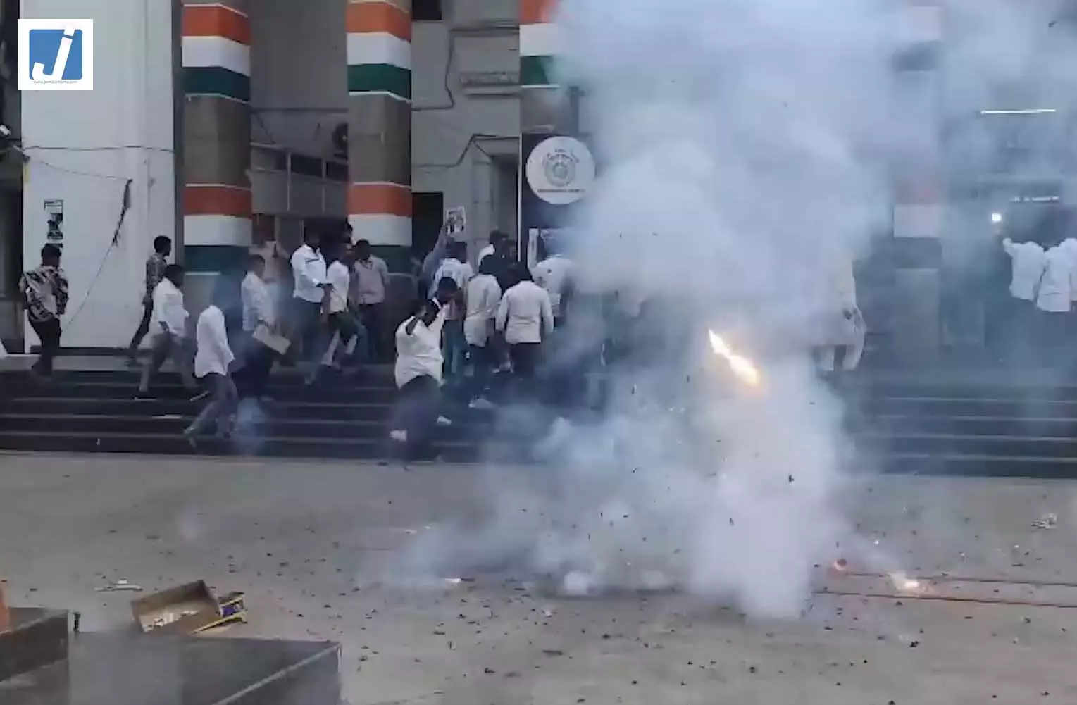 धर्मेंद्र प्रधान के इस्तीफे के बाद हैदराबाद के गांधी भवन में जश्न, कांग्रेस कार्यकर्ताओं ने मनाई खुशी धर्मेंद्र प्रधान के इस्तीफे के बाद हैदराबाद के गांधी भवन में जश्न, कांग्रेस कार्यकर्ताओं ने मनाई खुशी