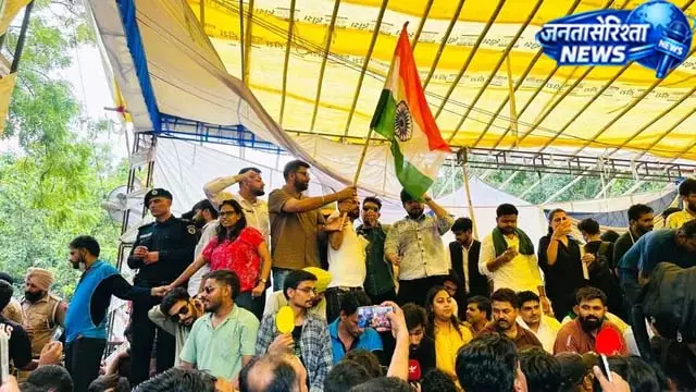 जंतर-मंतर पहुंचे दिग्विजय चौटाला, तिरंगे के साथ जश्न जंतर-मंतर पहुंचे दिग्विजय चौटाला, तिरंगे के साथ जश्न