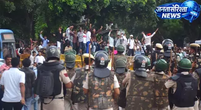 प्रदर्शन के दौरान पत्थरबाजी, तीन पुलिसकर्मी घायल प्रदर्शन के दौरान पत्थरबाजी, तीन पुलिसकर्मी घायल