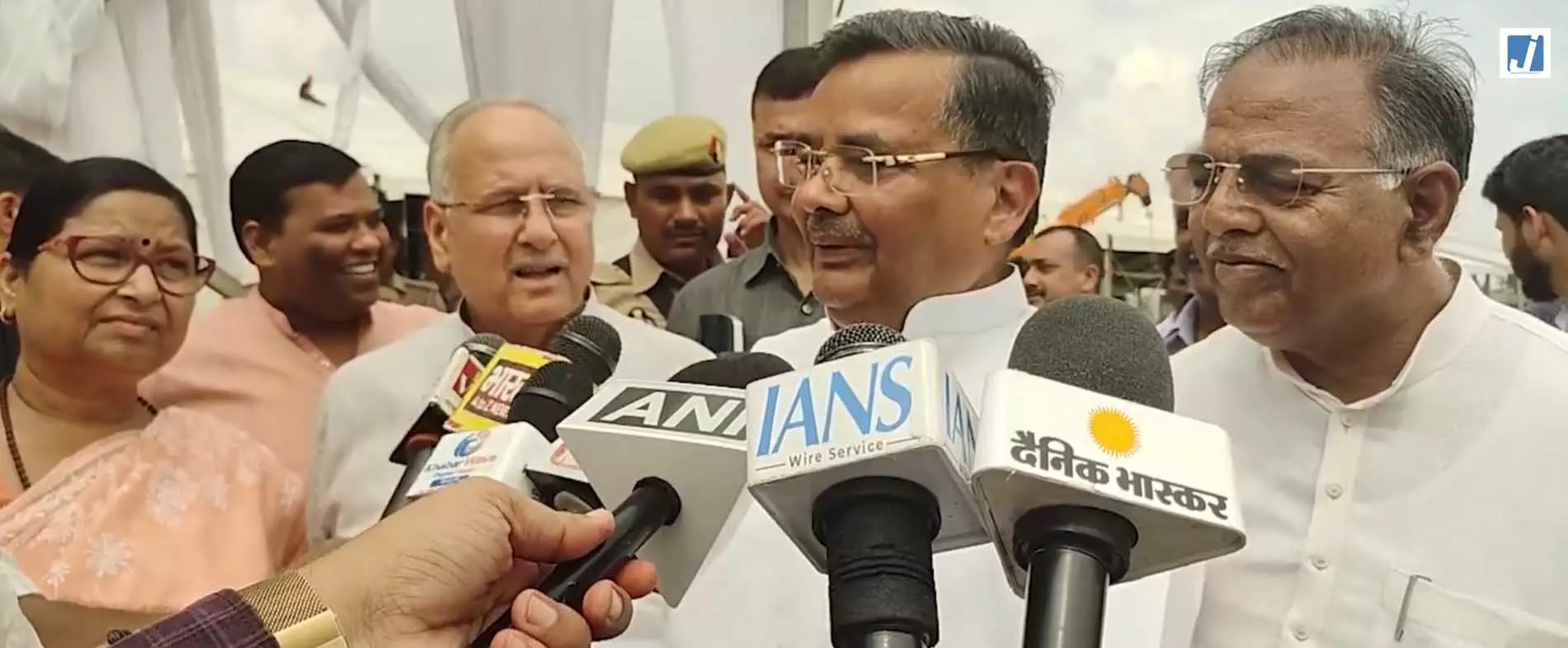 मैनपुरी दौरे पर सीएम योगी को लेकर मंत्री जयवीर सिंह बोले: जिले को मिलेंगी विकास की सौगातें मैनपुरी दौरे पर सीएम योगी को लेकर मंत्री जयवीर सिंह बोले: जिले को मिलेंगी विकास की सौगातें