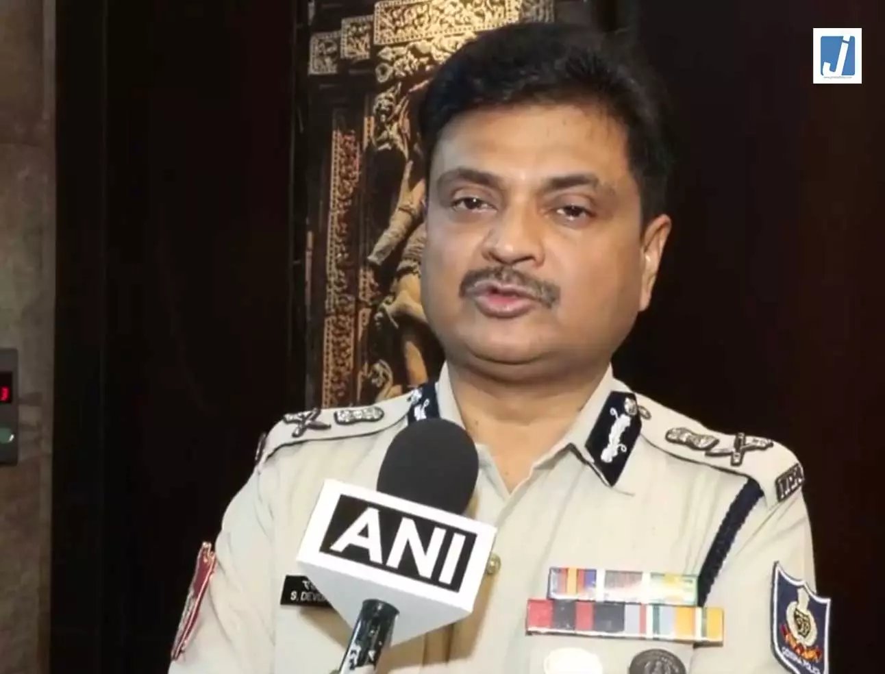 सुना बेशा दर्शन के लिए पुरी में उमड़ी श्रद्धालुओं की भीड़ सुना बेशा दर्शन के लिए पुरी में उमड़ी श्रद्धालुओं की भीड़