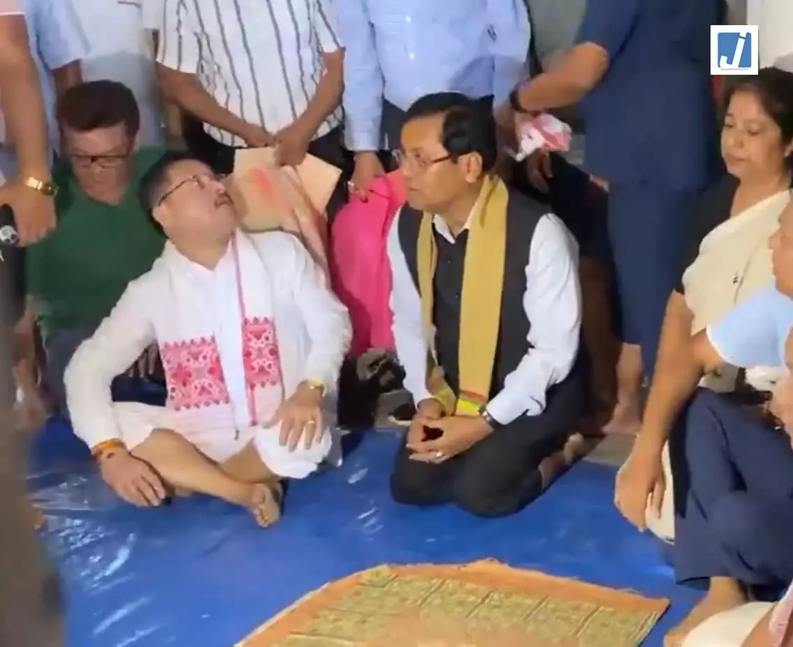 असम बाढ़ प्रभावितों के बीच पहुंचे सर्बानंद सोनोवाल, राहत कैंपों का लिया जायजा असम बाढ़ प्रभावितों के बीच पहुंचे सर्बानंद सोनोवाल, राहत कैंपों का लिया जायजा