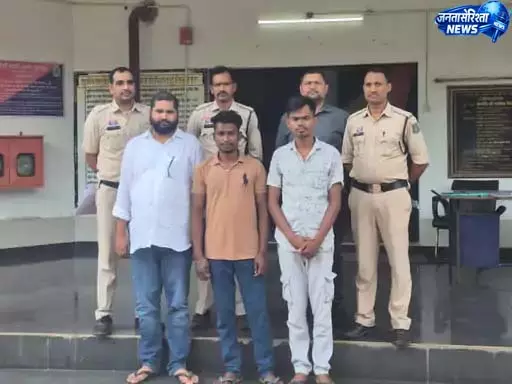 मध्यप्रदेश से लाई गई 24 पेटी अंग्रेजी शराब जब्त, तीन आरोपी गिरफ्तार मध्यप्रदेश से लाई गई 24 पेटी अंग्रेजी शराब जब्त, तीन आरोपी गिरफ्तार